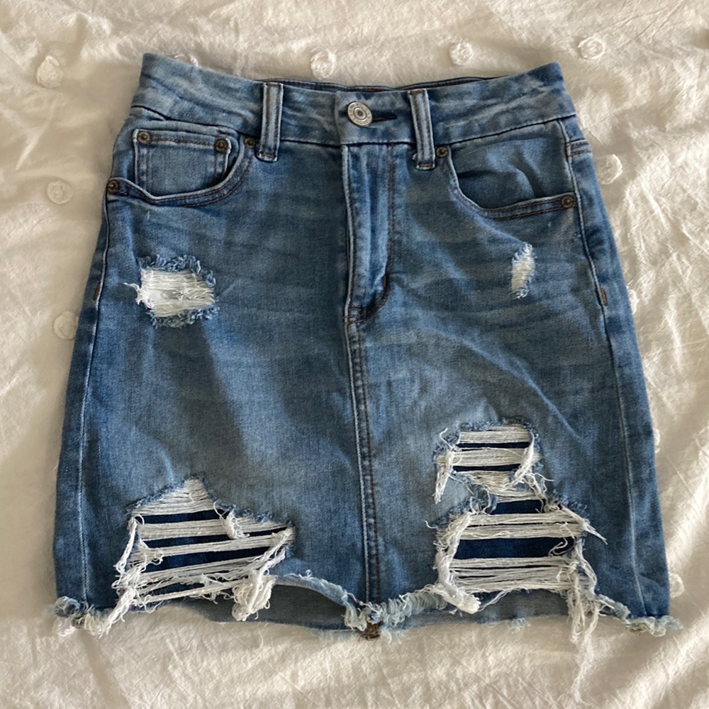 American eagle ripped Jean skirt